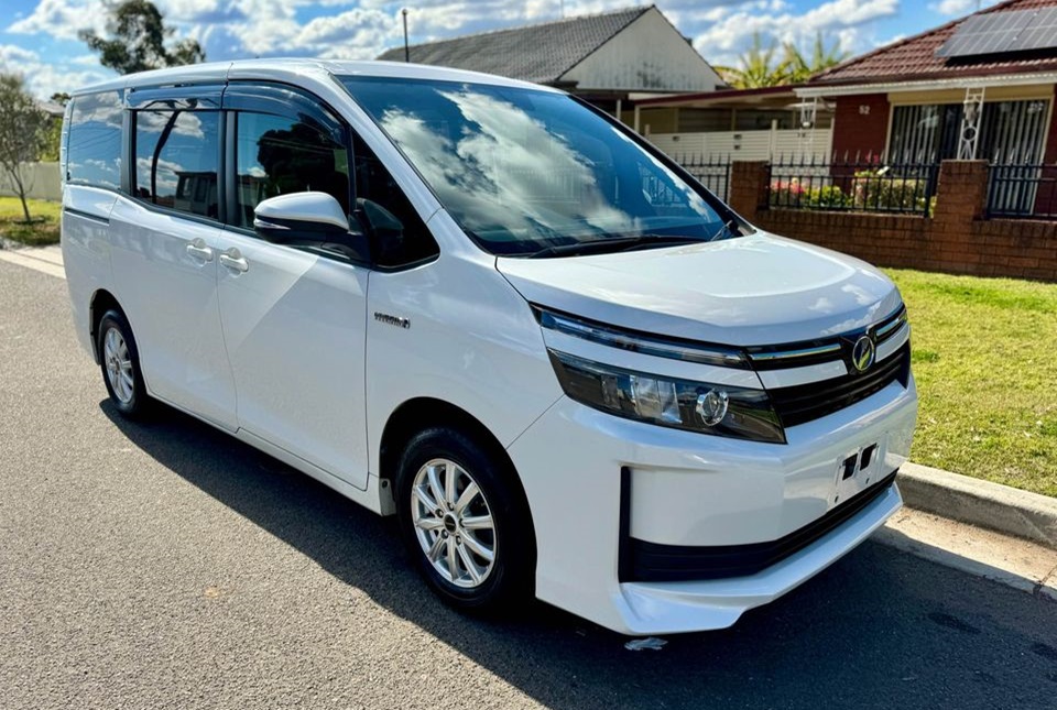 toyota-voxy-2014