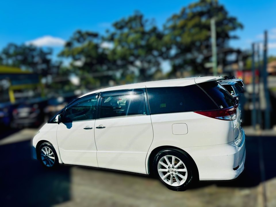 toyota-estima-aeras-2011-1