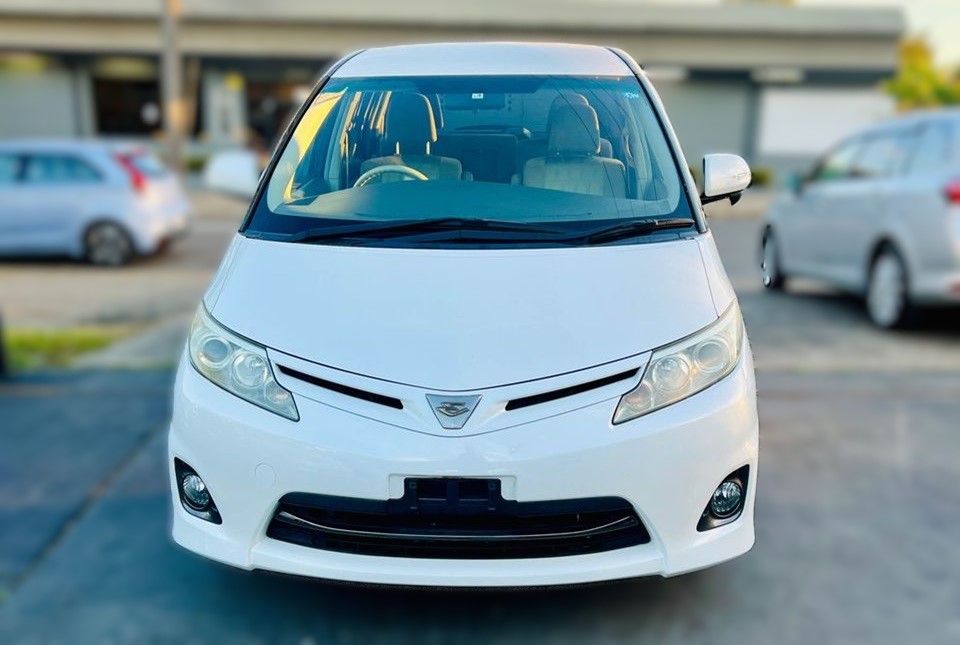 toyota-estima-aeras-2011