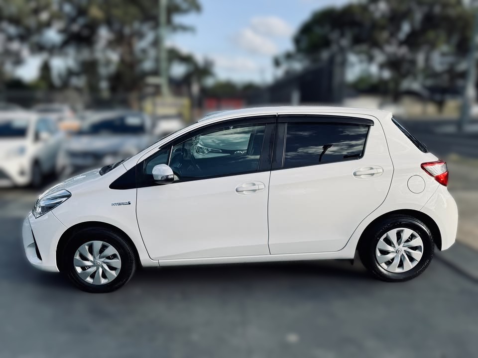 2019-toyota-vitz-white-2