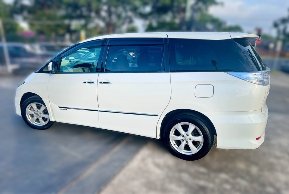 2011-toyota-estima-hybrid-2