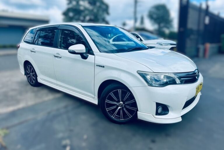 2013-toyota-corolla-fielder-hybrid