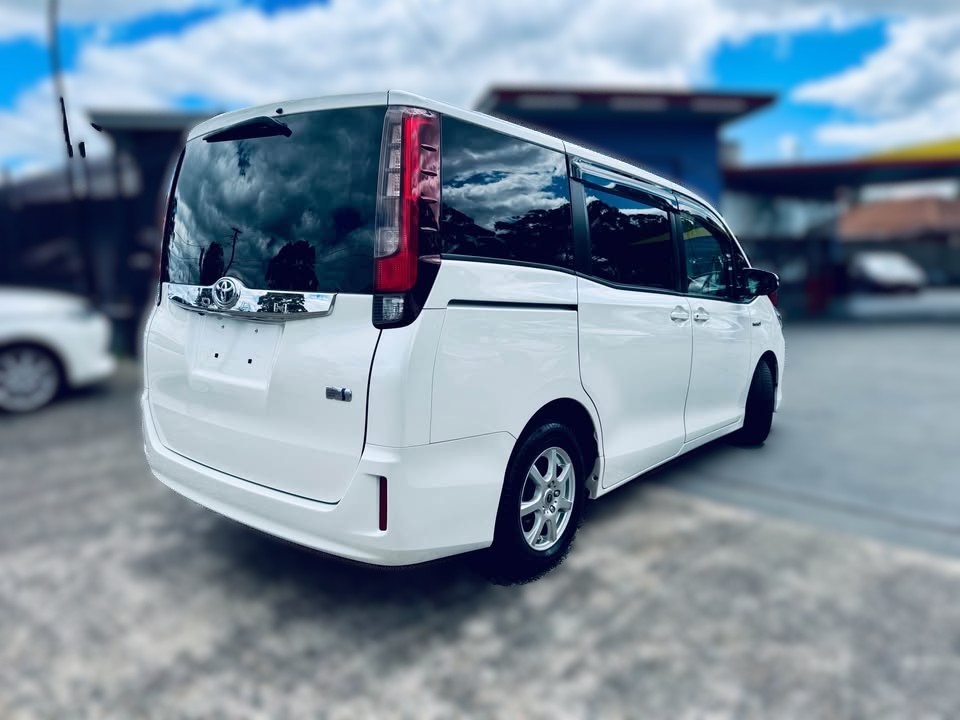 2014-toyota-noah-hybrid-1
