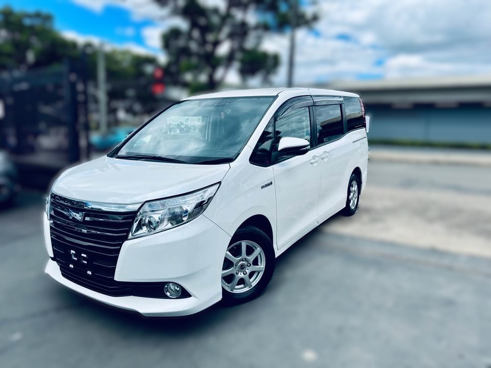 2014-toyota-noah-hybrid-2