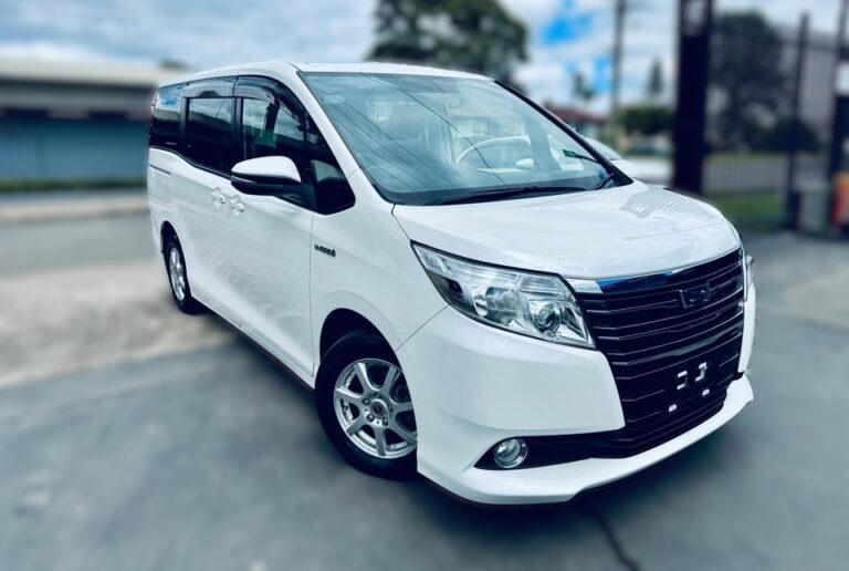 2014-toyota-noah-hybrid
