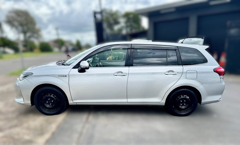 2018-toyota-fielder-hybrid-2