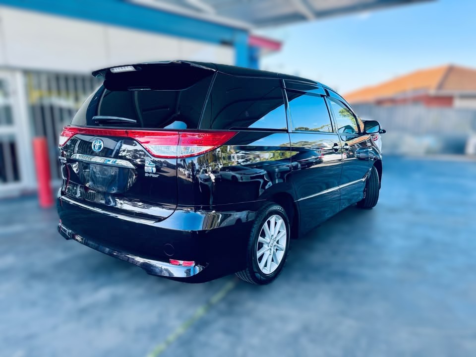 2013-toyota-estima-hybrid-1