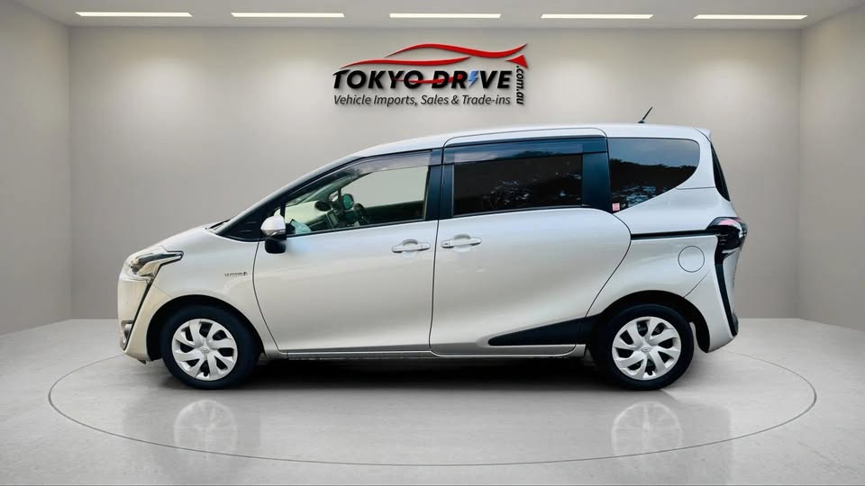 2015-toyota-sienta-hybrid-2