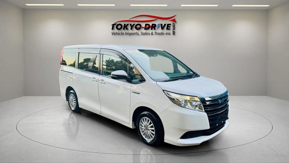 2016-toyota-noah-hybrid-1