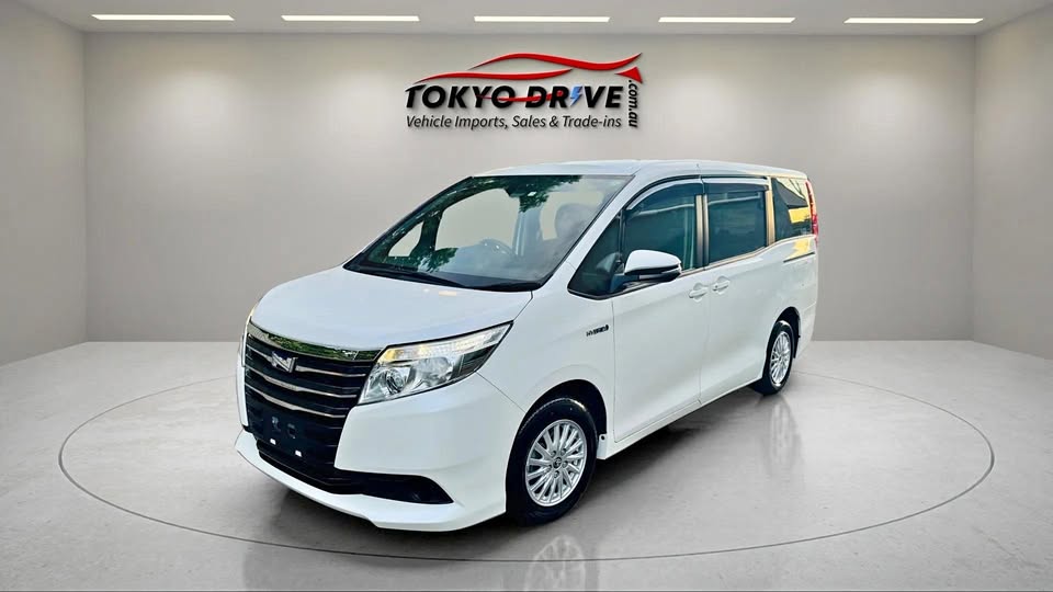 2016-toyota-noah-hybrid-2