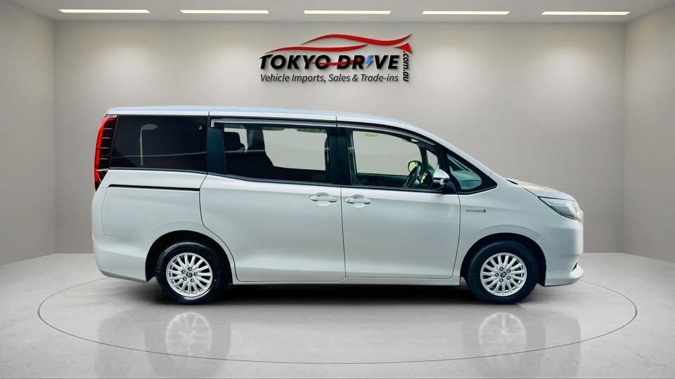 2017-toyota-noah-hybrid-1