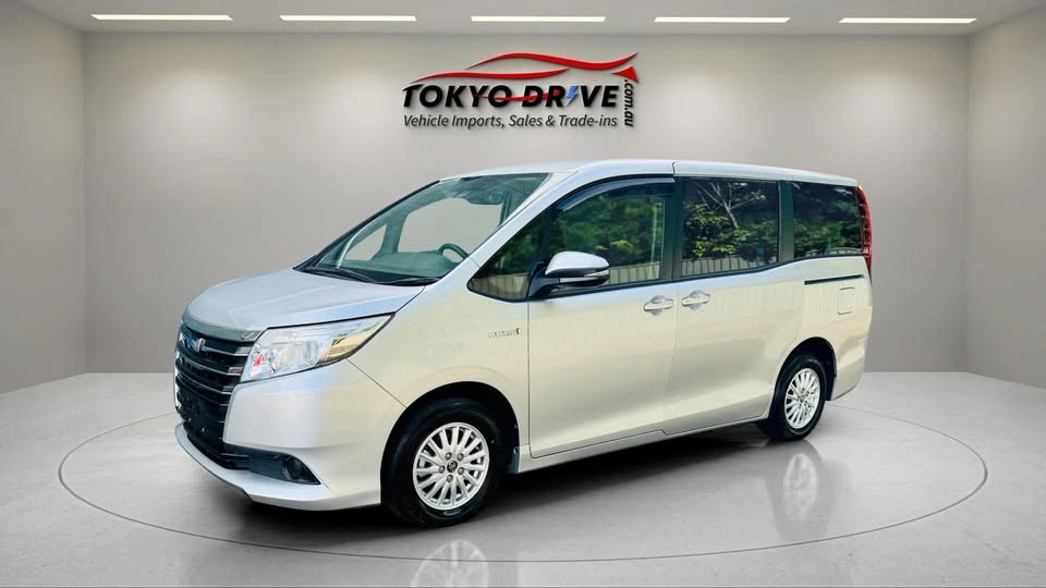 2017-toyota-noah-hybrid-2