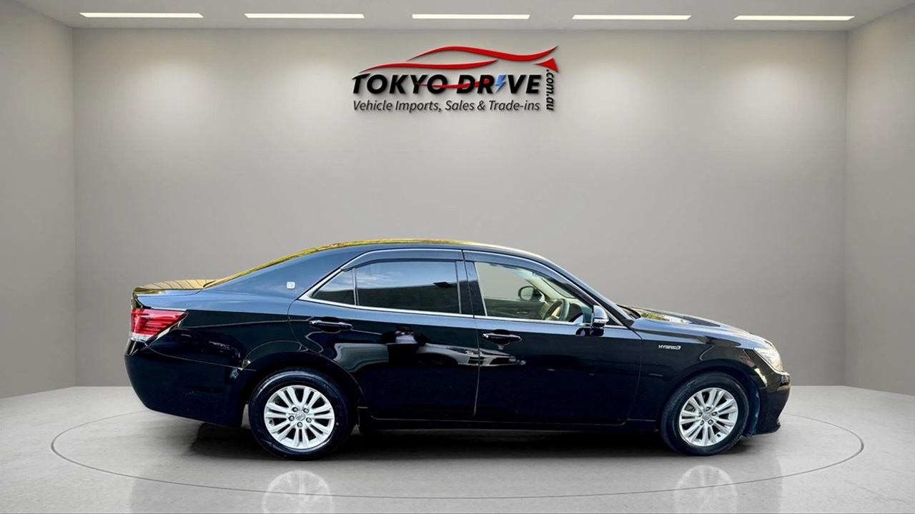 T0078-2014-toyota-crown-hybrid-1