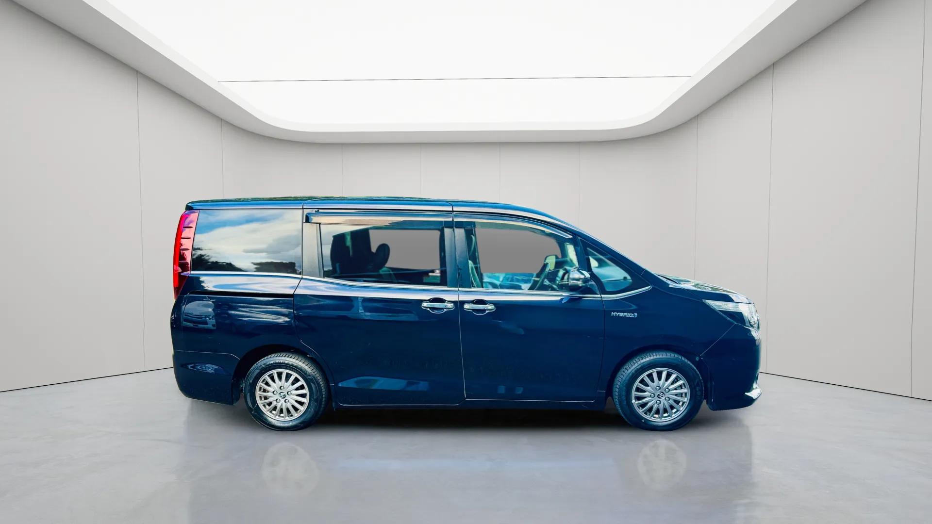 T0080-2016-toyota-esquire-hybrid-1