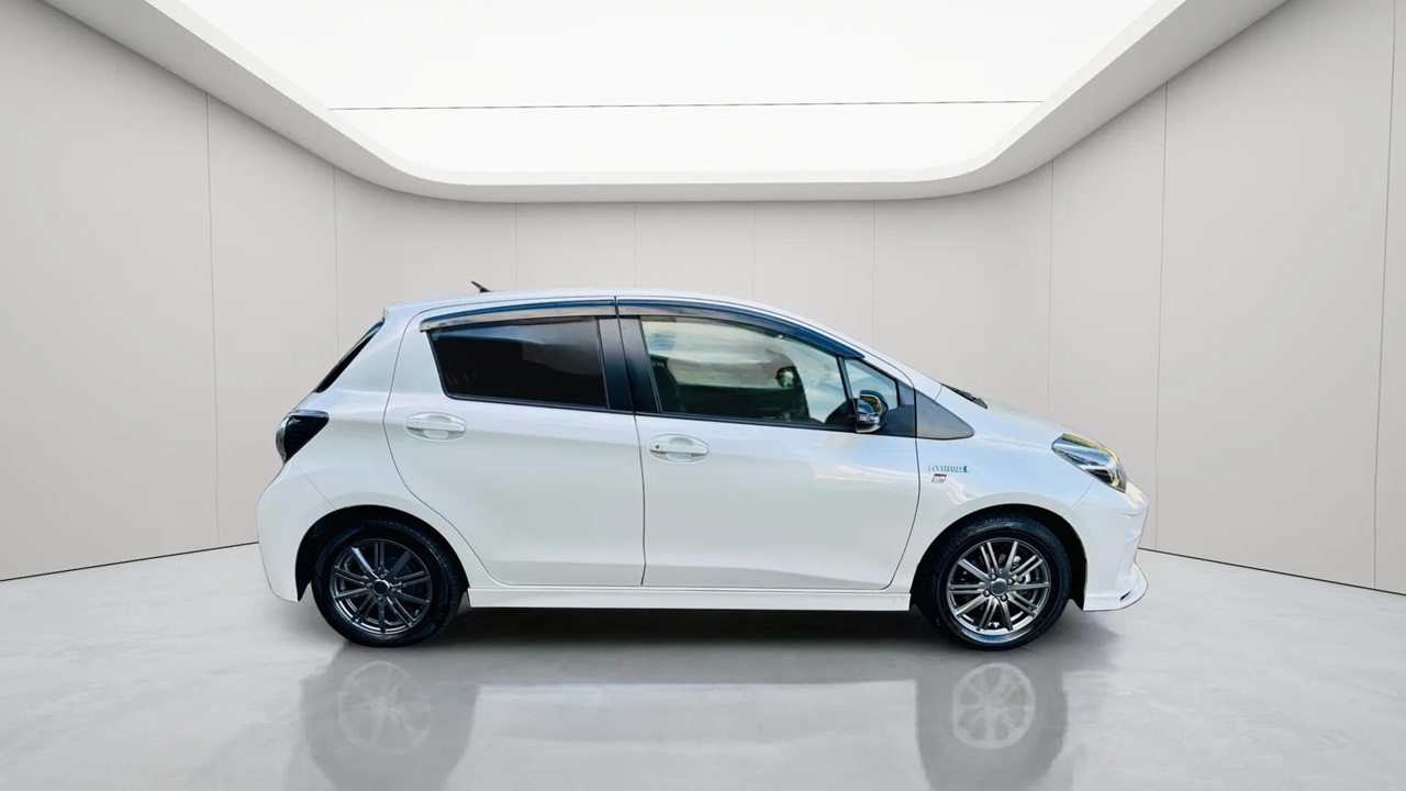 T0081-2019-vitz-gr-sports-hybrid-1