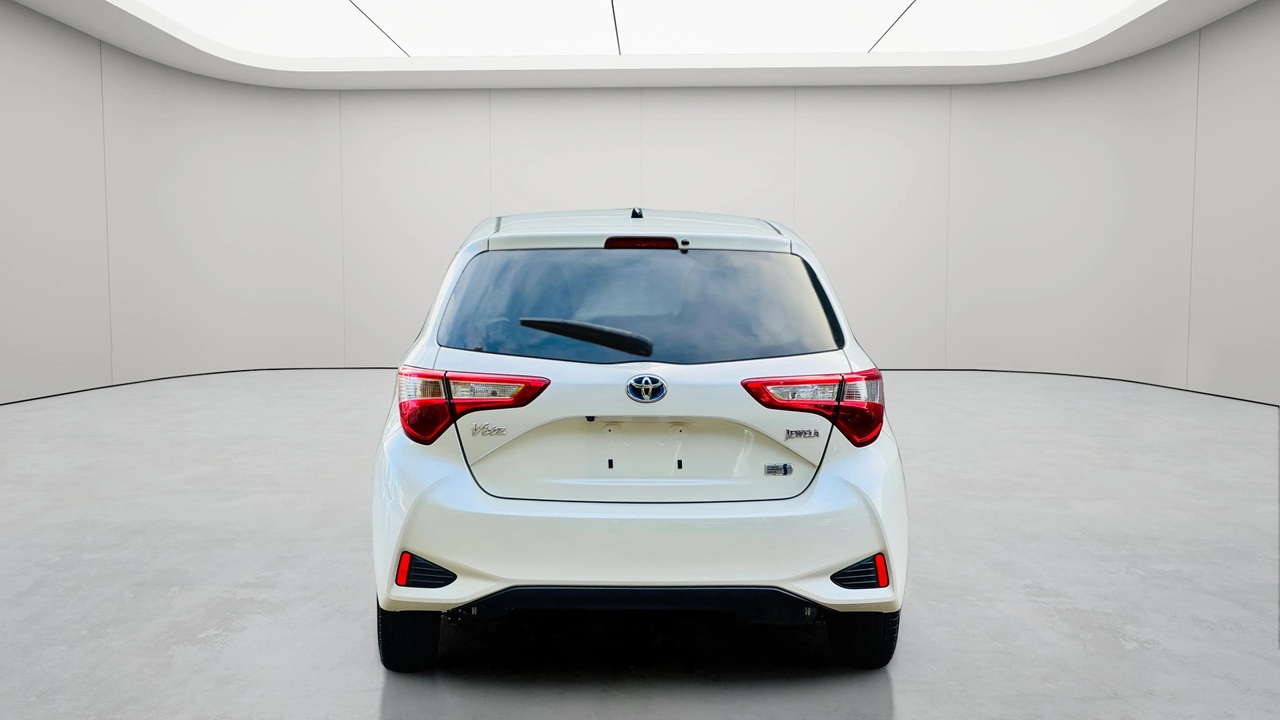 T0082-2017-vitz-jewela-hybrid-1