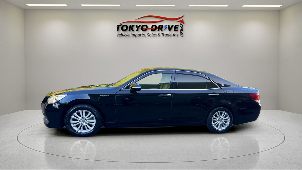 T0084-2015-toyota-crown-hybrid-1