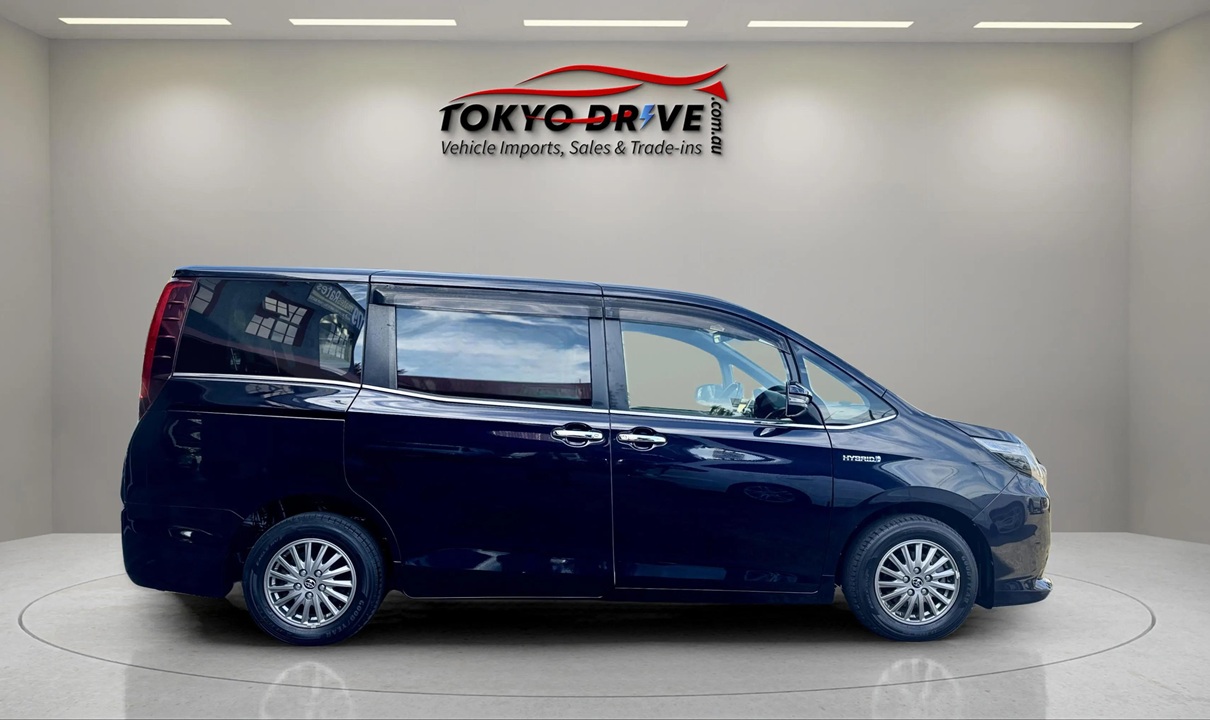 T0064-2017-toyota-esquire-hybrid-1