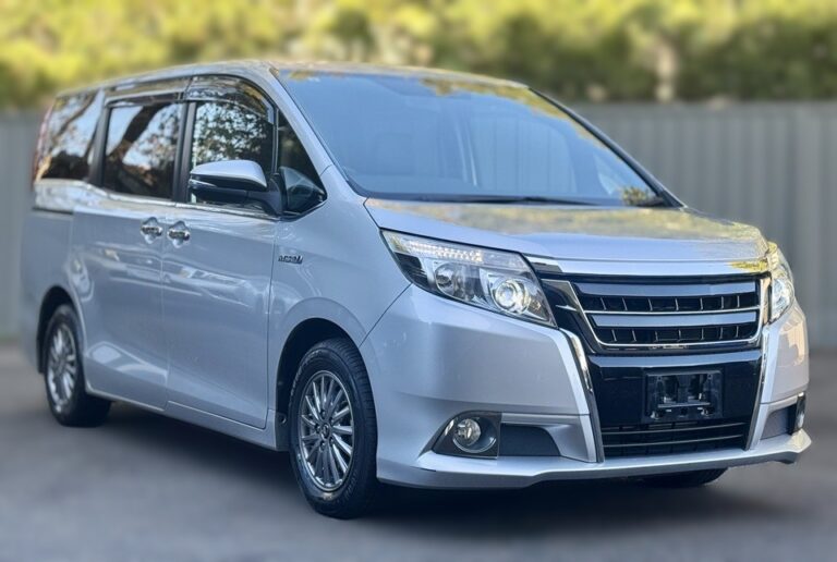 T0090-2015-toyota-esquire-hybrid