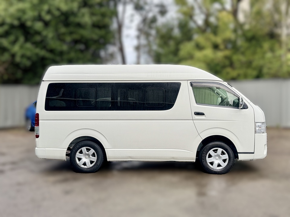 T0068-2015-toyota-hiace-1