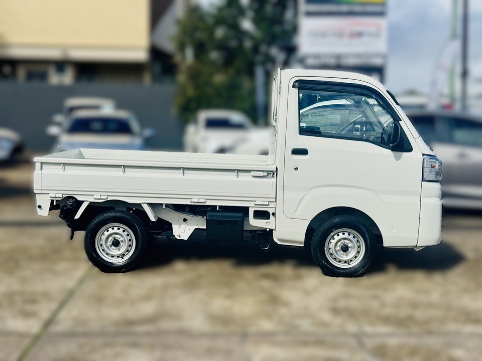 T104-2022-daihatsu-hijet-truck-1