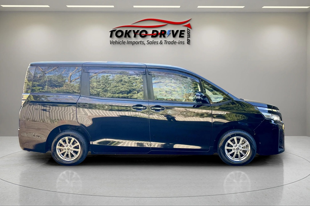 T125-2018-toyota-voxy-hybrid-x-1